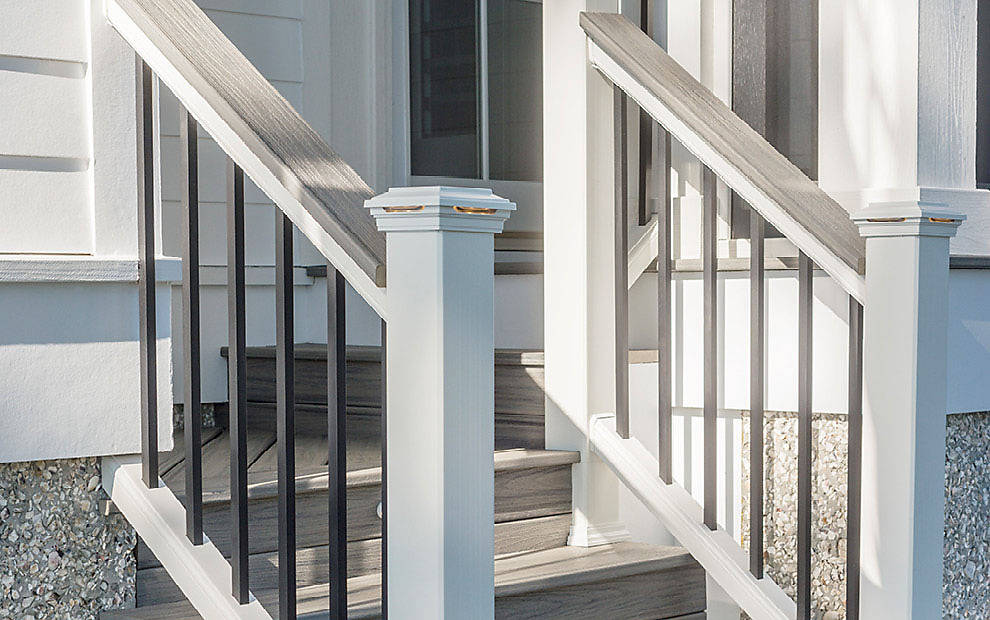 TREX Transcend rail in charcoal black. With Island Mist stairs